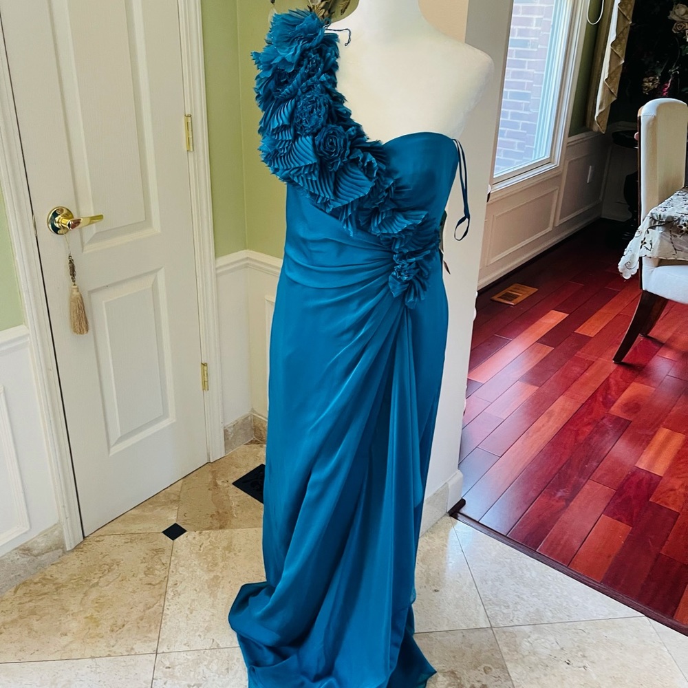Evening gown One shoulder from the shoulder to the bottom 62 inch